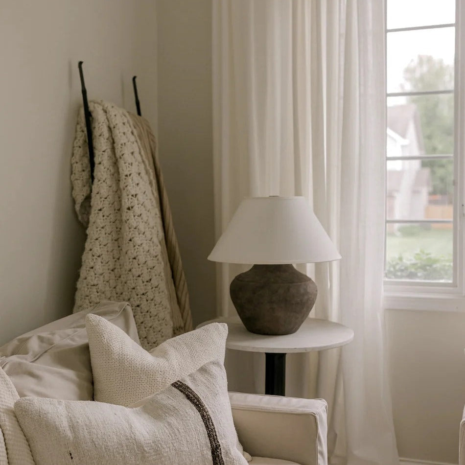 Distressed Finish Ceramic Pot Table Lamp